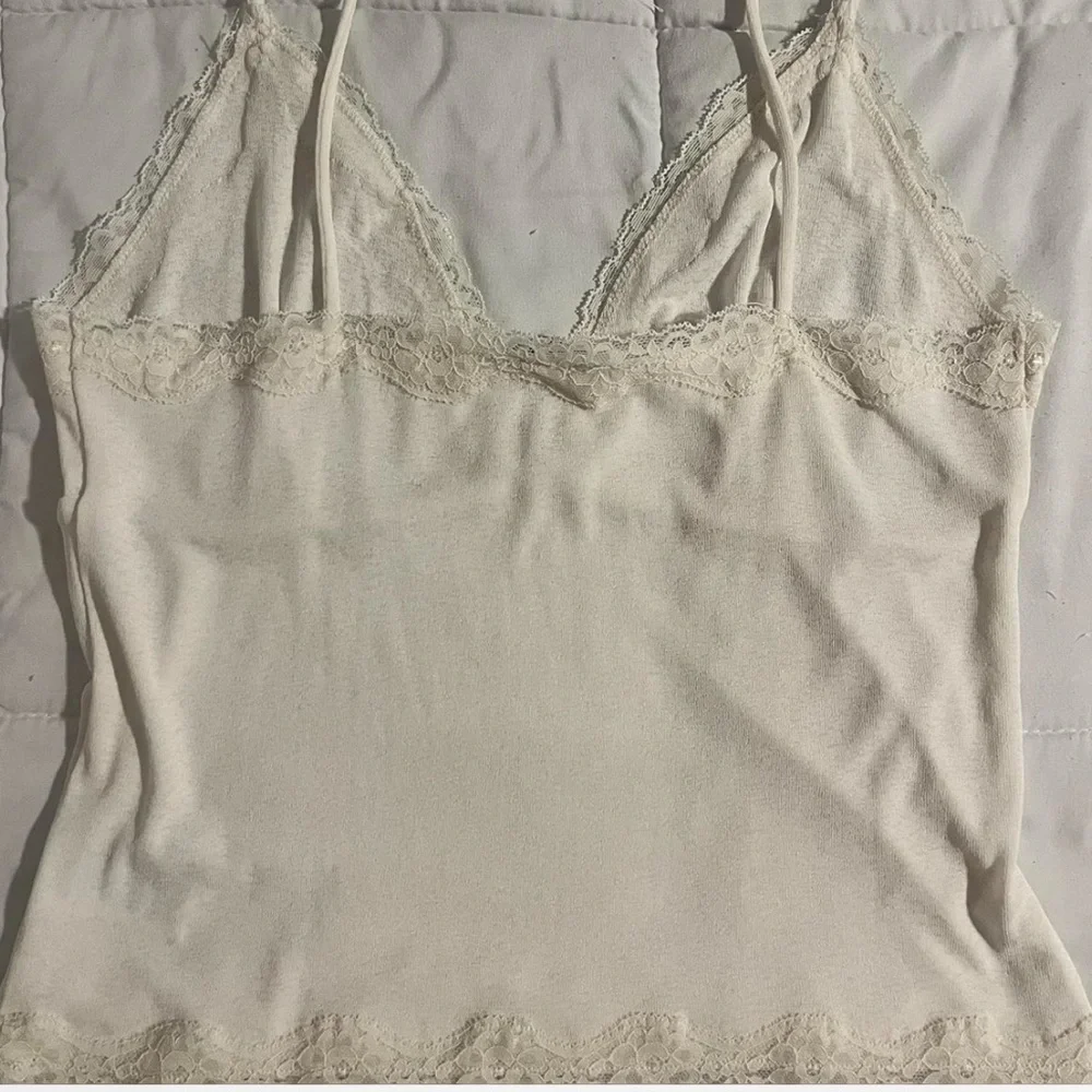 Cotton on coquette deep v lacey white cropped tank with rose in middle! - Picture 2 of 2